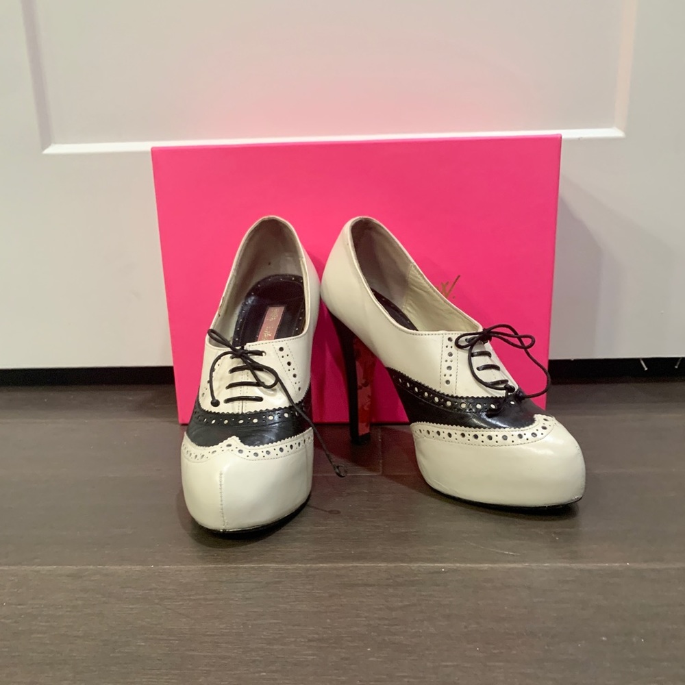 Betsey Johnson Hidden Platform Oxford Walsh Heels